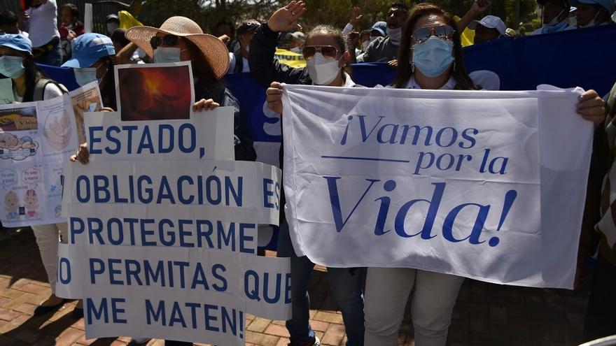 Protestan en Ecuador por norma que regula aborto en casos de violación.