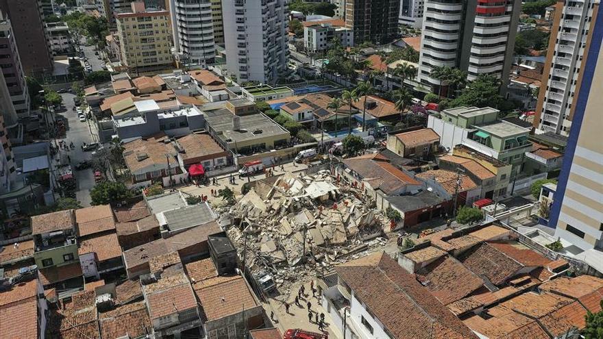 Rescatistas y bomberos trabajan en el sitio donde se derrumbó un edificio residencial de siete pisos, este martes, en Fortaleza (Brasil).