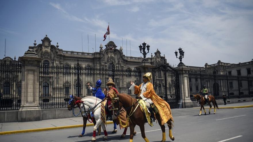 'Reyes Magos' piden cumplir normas sanitarias para acabar con pandemia en Perú.