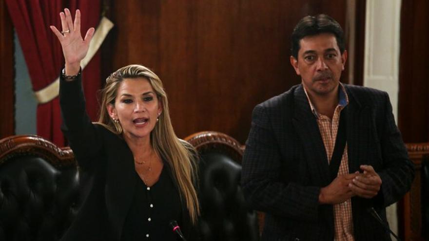 Senadora Jeanine Añez (izq) se proclama presidenta de Bolivia en sesión legislativa sin quórum