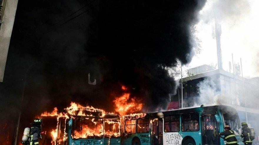 Suspenden circulación de buses públicos en Santiago ante escalada de protestas. Foto/AFP