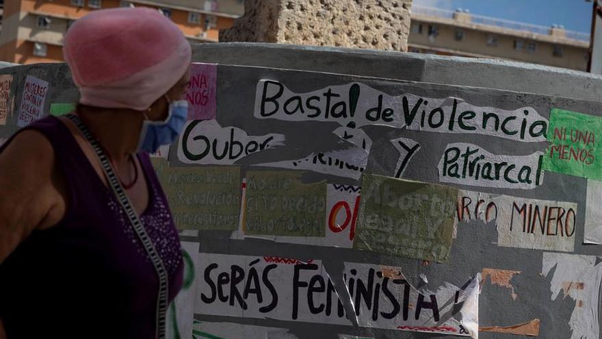 Una mujer camina frente a una pared con varios mensajes a favor del aborto, el 16 de enero de 2021, en Caracas (Venezuela)