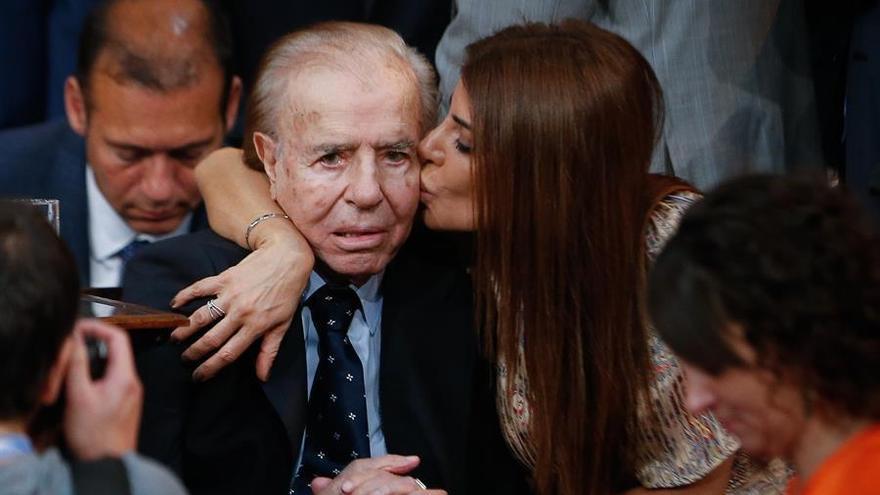 En la imagen, el expresidente argentino Carlos Menem (1989-1999), y su hija Zulemita Menem