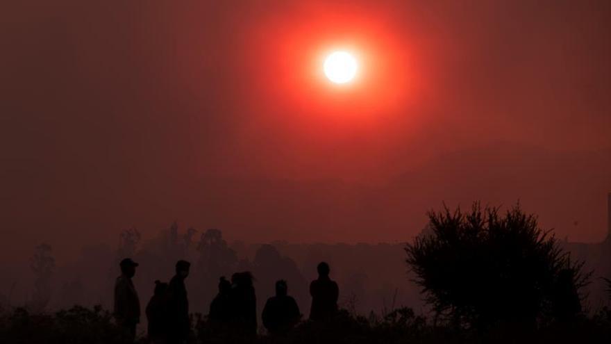 Un grupo de personas fue registrado el pasado viernes al observar uno de los sectores afectados por un gran incendio forestal, en la comuna de Quilpué (Chile).