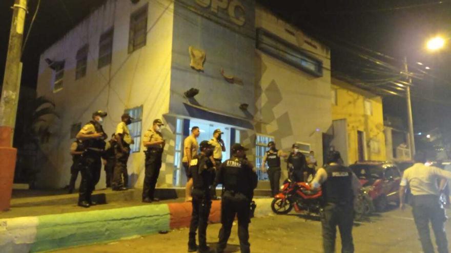La policía ecuatoriana condenó el atentado e inició operativos.