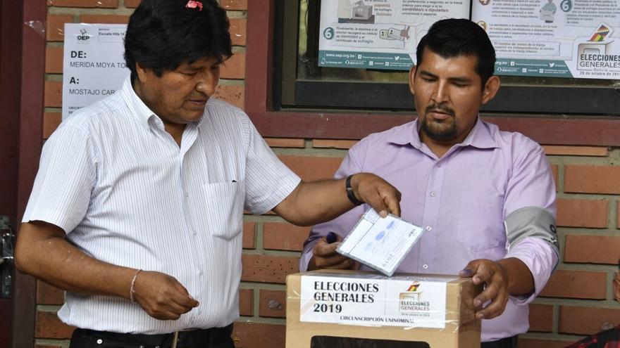 El presidente Evo Morales al momento de votar.