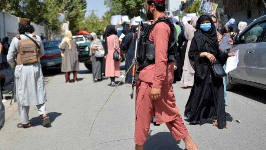 Un talibán en una reciente protesta de mujeres