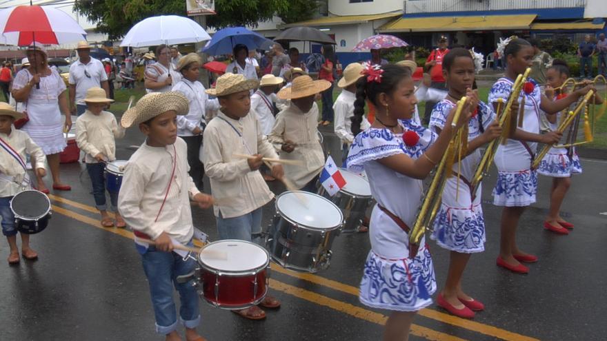 Bandas escolares en el desfile del 10 de noviembre
