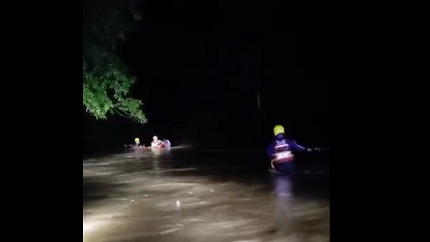 Bomberos rescatan a cuatro personas que quedaron varadas por crecida de río en Gualaca