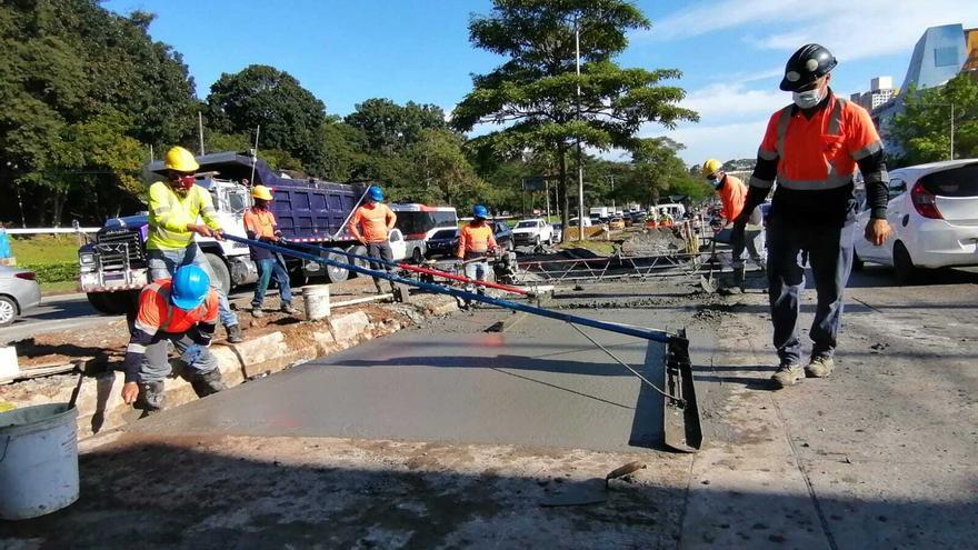 Este sábado culmina el vaciado de concreto del tercer carril frente a la entrada de Condado del Rey en dirección a Panamá Centro.