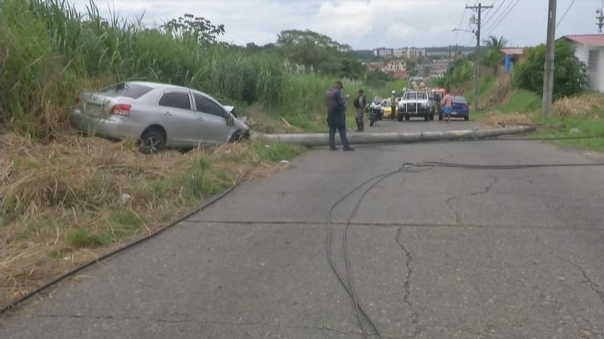 Conductor chocó contra un poste en Colón; hay tres heridos
