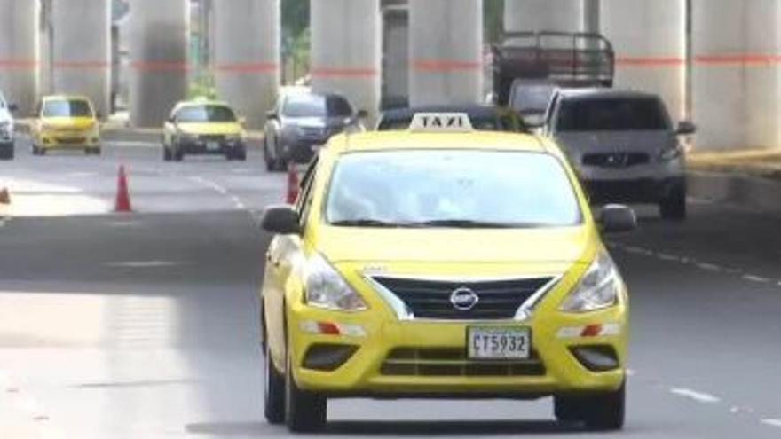 Defensoría solicita a la ATTT mantener salida de pares y nones para taxis