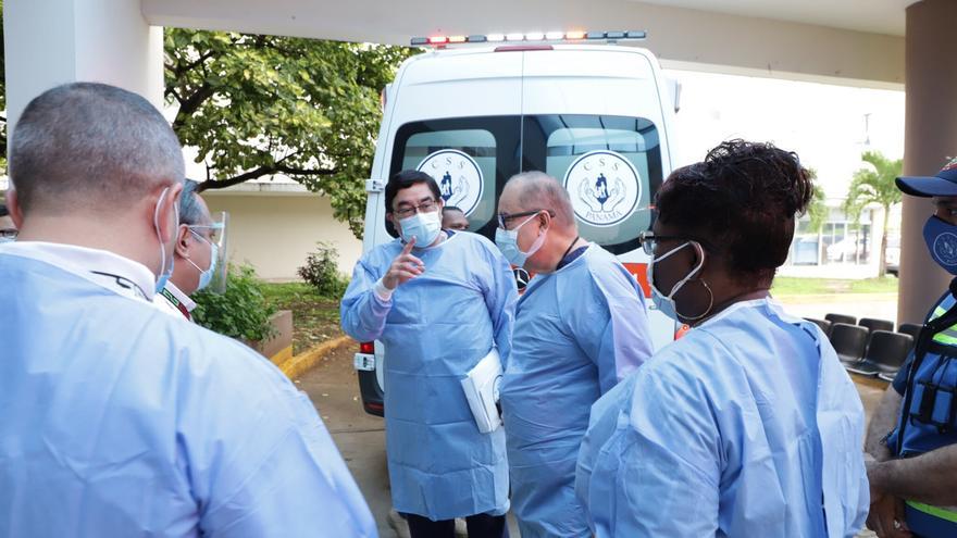 Director de la CSS durante recorrido por Hospital Irma de Lourdes Tzanetatos