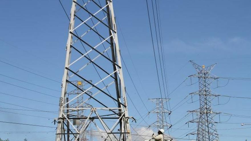 ETESA: Personas que insisten en subir en torres eléctricas tendrán que pagar por daños. Foto/ETESA