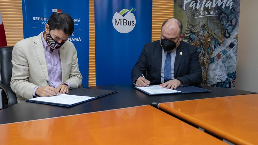 Iván Eskildsen administrador de la Autoridad de Turismo y Luis Campana gerente general de MiBus.