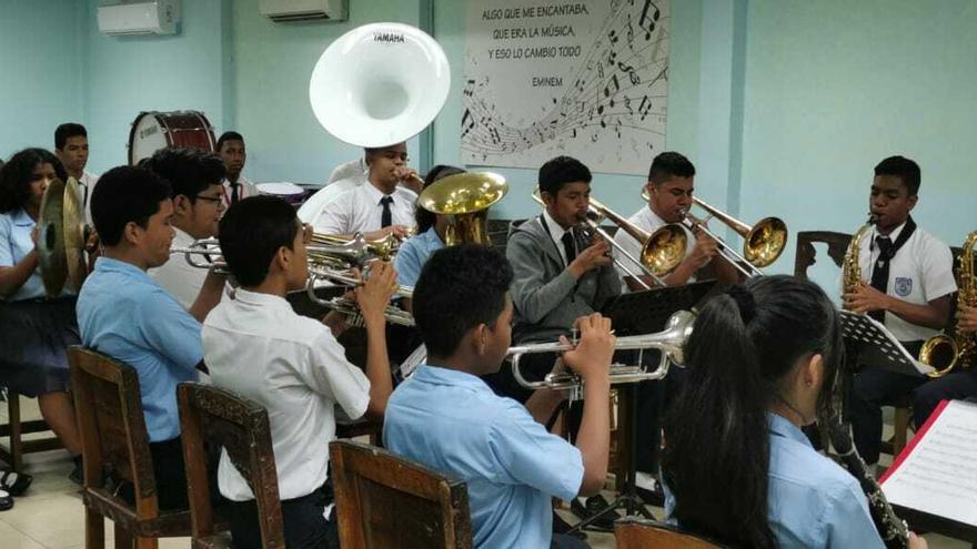 Estudiantes de la banda de música del Instituto Rubiano durante un ensayo.