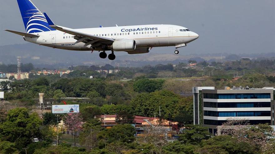 Fotografía donde se ve aterrizando un avión de la aerolínea Copa en el Aeropuerto Internacional de Tocumen, en Ciudad de Panamá (Panamá).