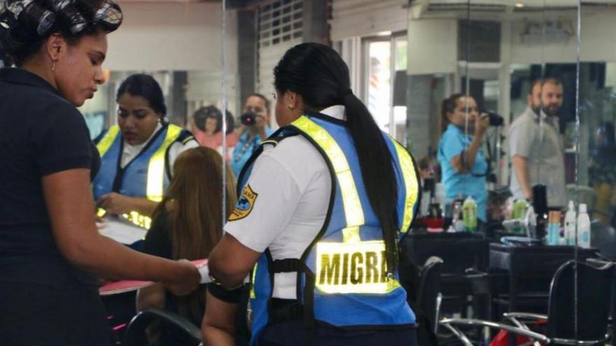 Migración capta a 13 extranjeros irregulares trabajando en estéticas y salones de belleza. Foto/ Servicio Nacional de Migración