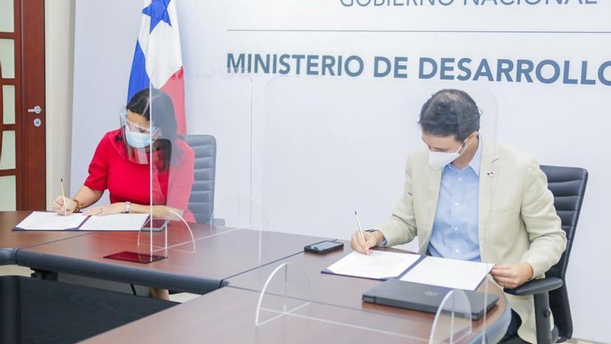 Ministros de Desarrollo Social, María Inés Castillo y de Turismo de Panamá, Iván Eskildsen en la firma del acuerdo.