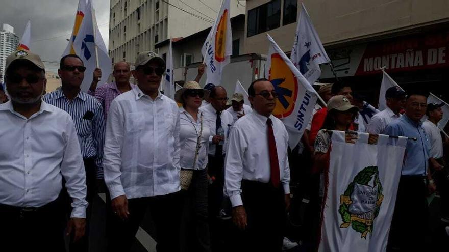 Rector Eduardo Flores encabezó marcha universitaria.