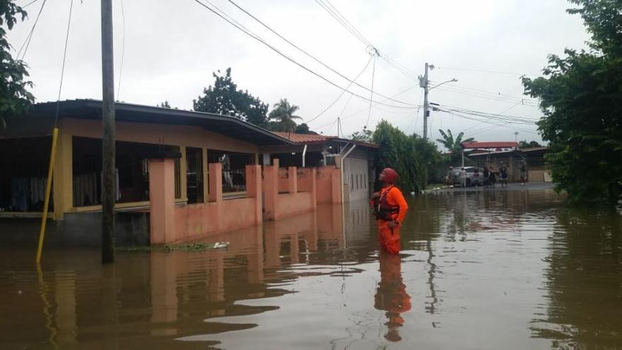 Sinaproc entrega ayuda y realiza evaluaciones a viviendas afectadas por fuertes lluvias en la capital. Foto/Sinaproc