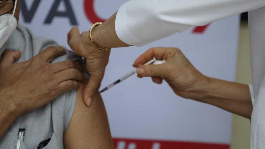 Surgen quejas por supuesta preferencia para colocación de vacunas en personal de salud