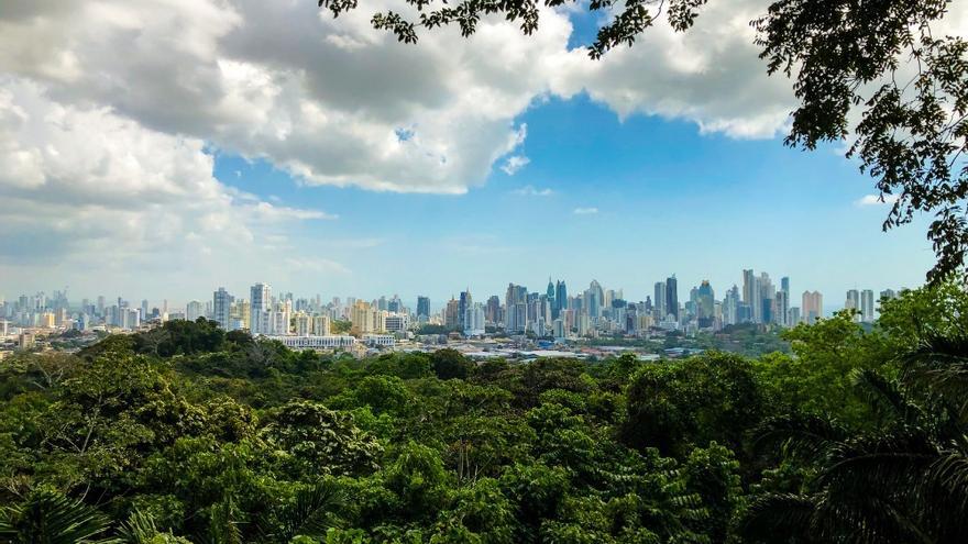La naturaleza se mezcla con la ciudad de Panamá