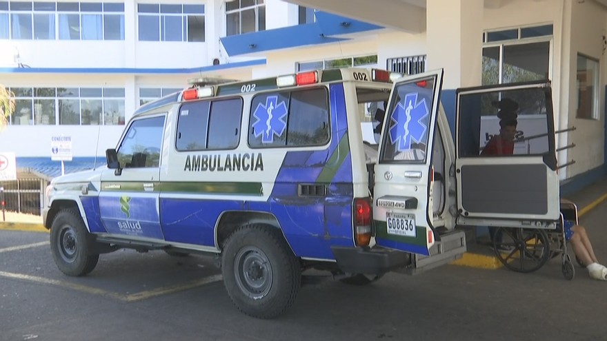 Ambulancia en el cuarto de urgencias del hospital regional