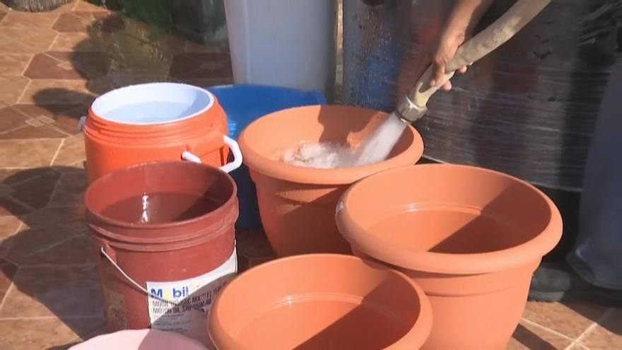 Personal del Municipio de David distribuyó agua con un carro cisterna.