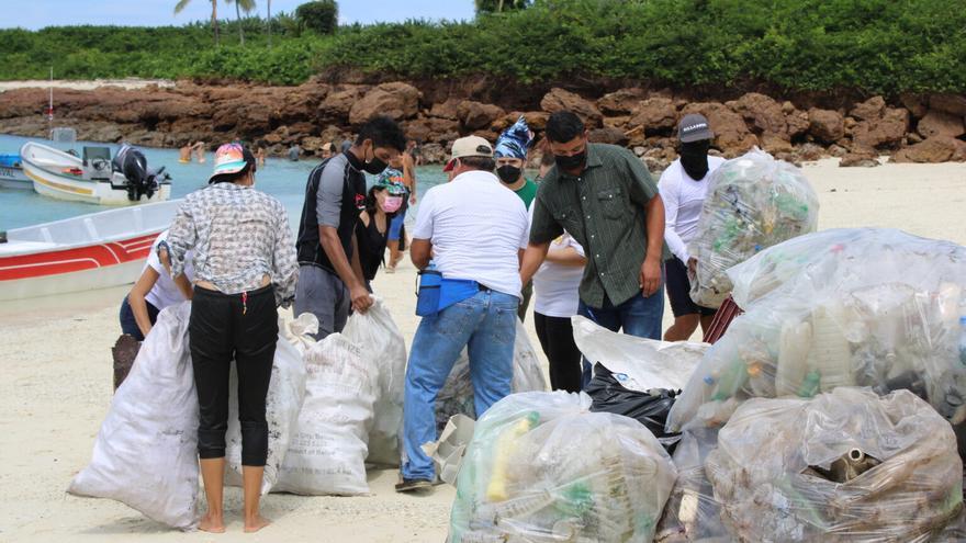 Recolección de desechos en Isla Iguana Pedasí.