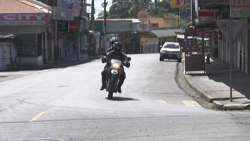 Unidades lince de la Policía Nacional recorren las calles vacías de la ciudad de David, provincia de Chiriquí.