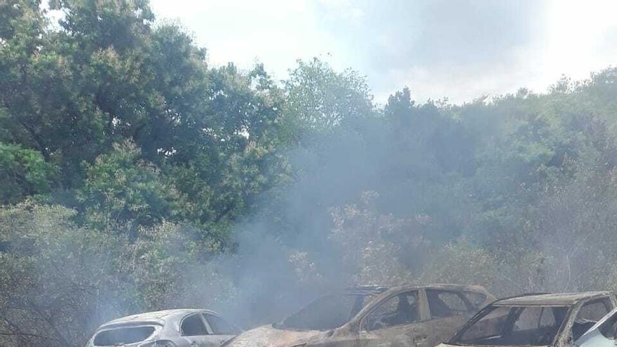 Cuatro autos quemados en su totalidad tras incendio de herbazal en Veraguas