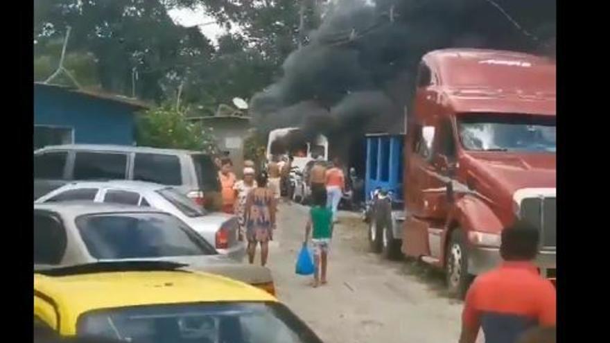 Un herido por quemaduras tras incendio de bus diablo verde en Las Mañanitas. Foto/Bomberos de Panamá