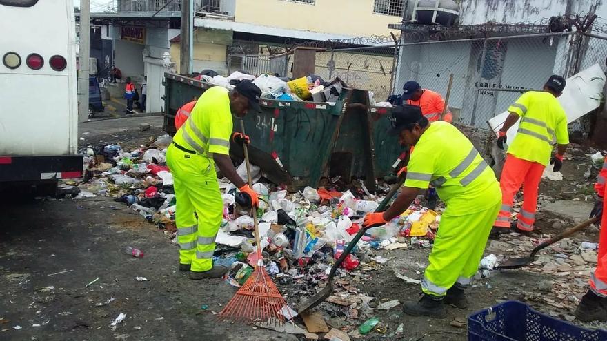 Los trabajadores tienen que recoger los desperdicios regados por todas partes