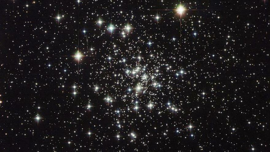 Detectan una estrella 'vampiro' a unos 3 mil años luz de la Tierra