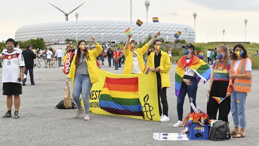 Fanáticos LGBTIQ+ afuera del estadio Allianz Arena, casa del Bayern Munich de Alemania