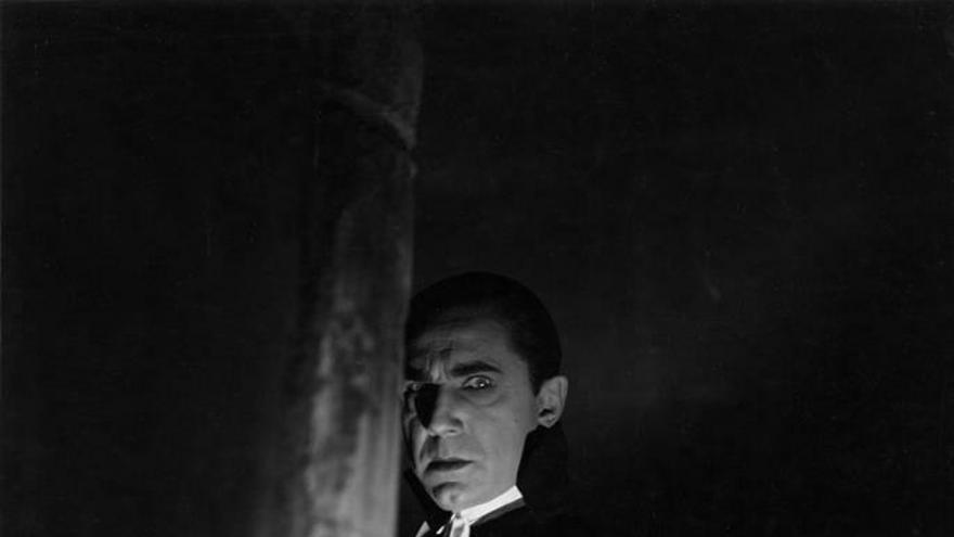 Fotografía cedida por el Museo de Academia de Hollywood que muestra Bela Lugosi en una escena de "Drácula" (1931) usando la emblemática capa.
