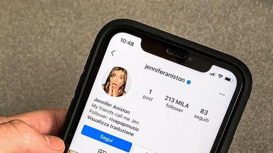 Fotografía de un teléfono celular donde se observa la cuenta de Jennifer Aniston en Instagram, este martes en Bogotá (Colombia).