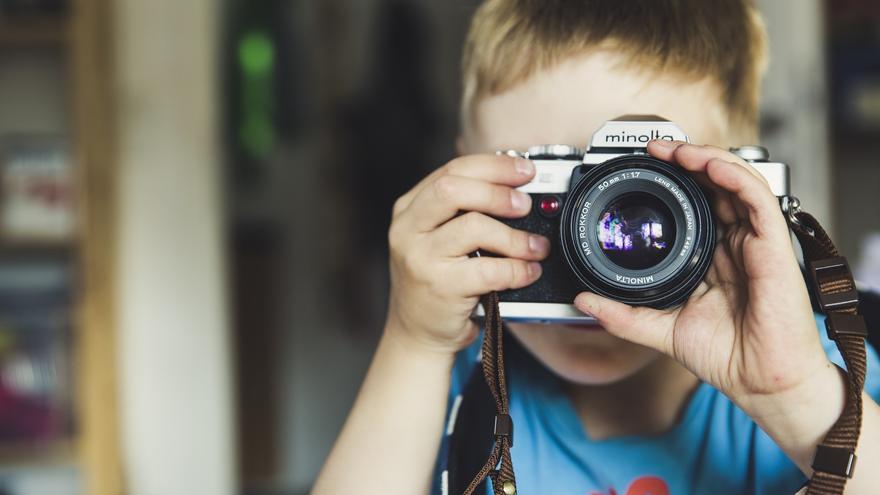 Imagen ilustrativa de un niño con una cámara