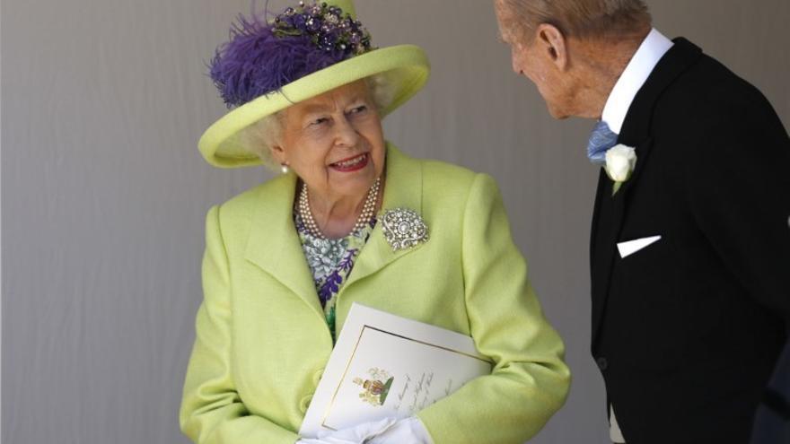 La reina Isabel II habla con el príncipe Felipe, duque de Edimburgo.