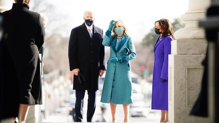 Tanto Jill Biden y Kamala Harris escogieron a diseñadores norteamericanos para sus vestidos de la ceremonia de investidura.