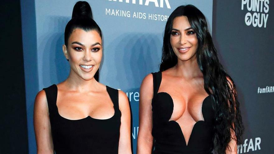 Las hermanas Kourtney y Kim Kardashian posan en la alfombra roja de la gala AmFar, en Nueva York.