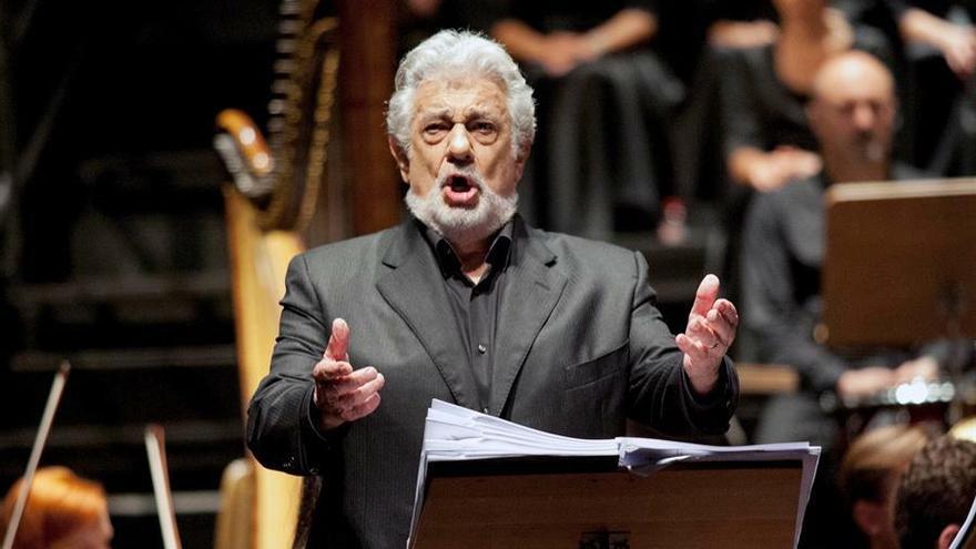 El tenor español Plácido Domingo anunció este miércoles su dimisión como director general de la Ópera de Los Ángeles (LA Opera) tras casi dos meses de polémica por las acusaciones de abuso sexual desveladas en su contra, que llevaron a la institución a abrir una investigación interna.