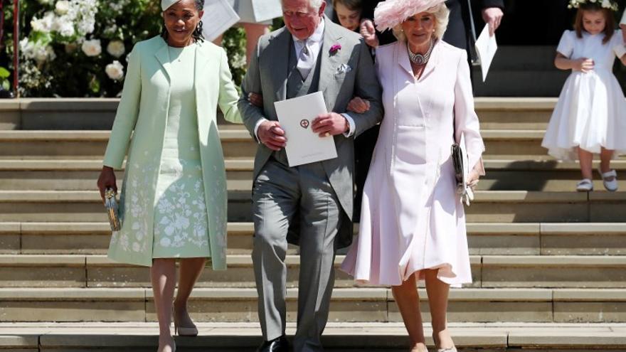 De izquierda a derecha: Doria Ragland, madre de Meghan Markle; el príncipe Carlos de Gales y Camilla, duquesa de Cornwall, tras la ceremonia.