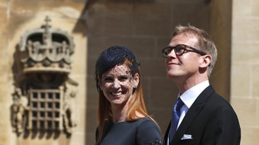 La actriz de la serie "Suits", Sarah Rafferty y su esposovSanttu Seppala a su llegada a la capilla de San Jorge.