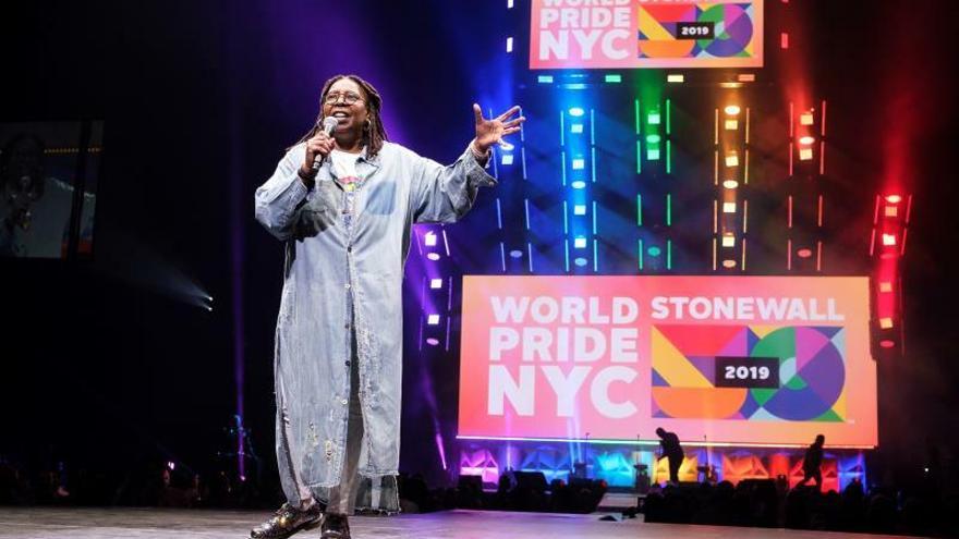 La actriz estadounidense Whoopi Goldberg (c) habla durante la ceremonia de apertura del WorldPride 2019 este miércoles, en el Barclays Center en Brooklyn, Nueva York (Estados Unidos).