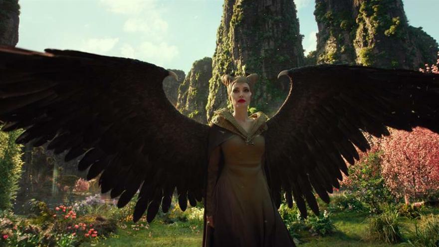 Fotografía cedida por Disney donde aparece Angelina Jolie como Maleficent, durante una escena de "Maleficent: Mistress of Evil" que figura como el estreno más destacado de la cartelera de este fin de semana.