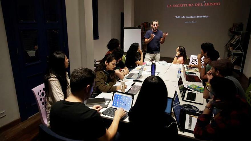 El dramaturgo español Antonio Rojano dicta un taller de escritura dramática en el Centro Cultural Casa del Soldado, el 8 de noviembre de 2019, en Ciudad de Panamá (Panamá).