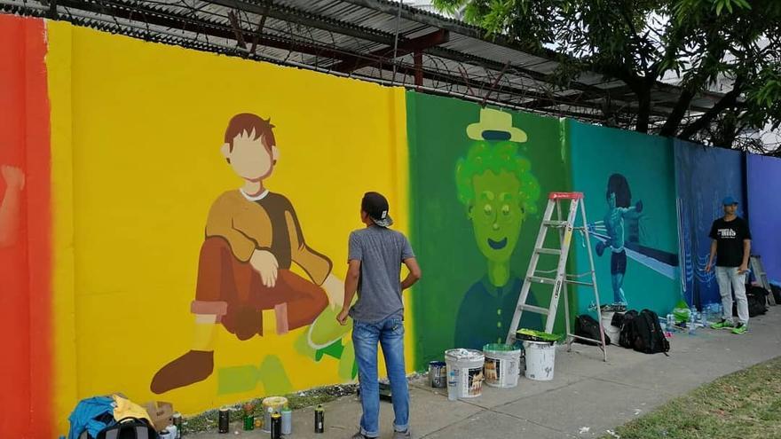 Artistas pintaron un mural en la sede del Centro Cultural Metropolitano.