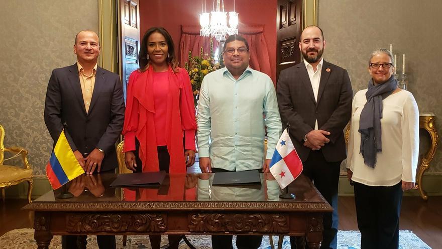 Los ministros de Cultura de Panamá y Colombia, Carlos Aguilar y Carmen Vásquez